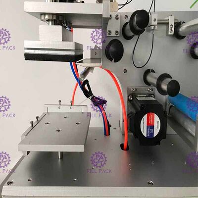 دستگاه لیبل زدن بطری تخت مربع 2000BPH چسب چسب شیشه ای نیمه اتوماتیک