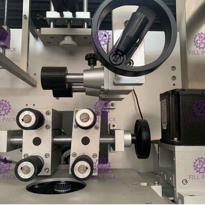 دو رانندگی با چهار تیغه ماشین برچسب گذاری بطری با راننده پاناسونیک نصب شده است