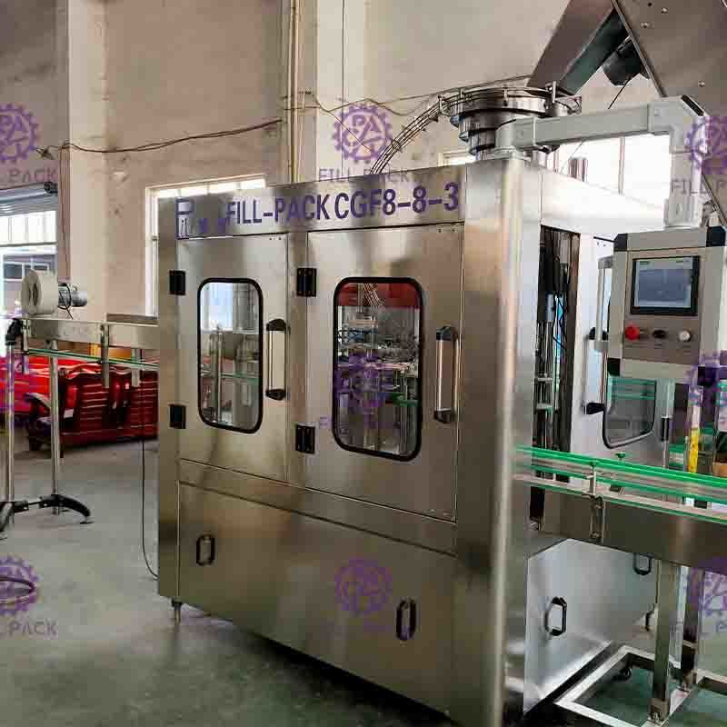 بطری پلاستیکی کوچک PET کامل خودکار 3000BPH دستگاه بطری پرکن آب 3 در 1 برای آب آشامیدنی معدنی خالص
